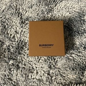 Burberry small box + 5 (either or) skin/hair/makeup samples